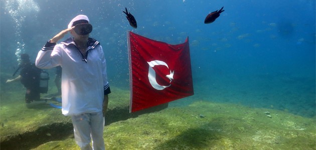Dalgıçlar su altında Türk bayrağı açtı