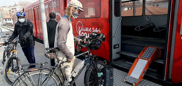 Fransız seyyah, Konya’daki bisiklet tramvayına hayran kaldı
