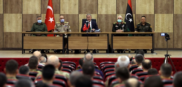 Milli Savunma Bakanı Akar, Libya’daki Mehmetçik ile bir araya geldi