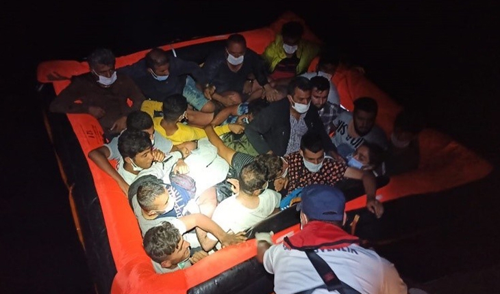Bodrum açıklarında Türk kara sularına itilen 37 düzensiz göçmen kurtarıldı