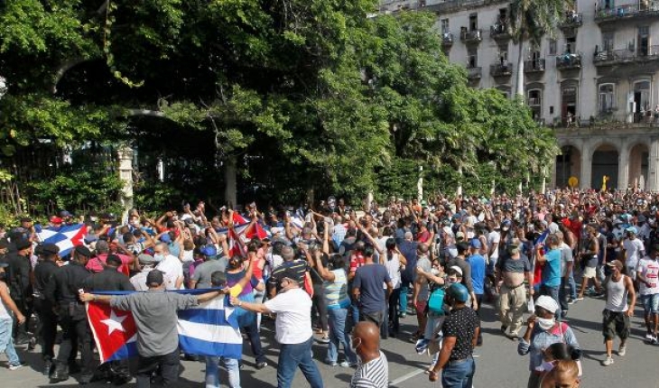 Küba’da yüzlerce kişi sokaklara döküldü