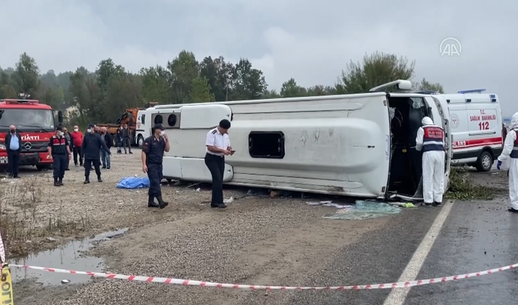 MHP kafilesinin içinde bulunduğu otobüs devrildi: 2 ölü, 17 yaralı