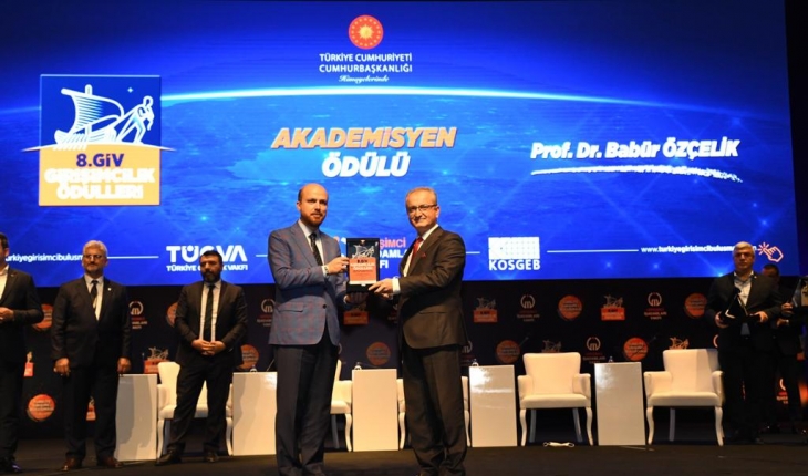 Rektör Prof. Dr. Babür Özçelik’e ‘yılın akademisyeni’ ödülü