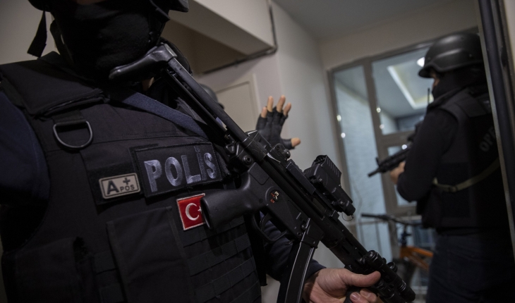 ​Konya’da ölümle tehdit ettiği ailesinin evine silahla gelen kişi, polis ekiplerince yakalandı