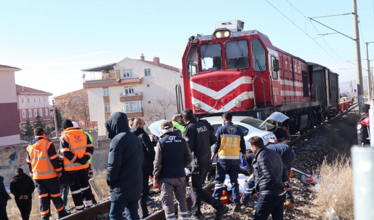 Ankara’da yük treni otomobile çarptı
