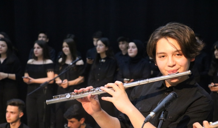 Beyşehir’de 115 kişiden oluşan öğrenci korosu konser verdi