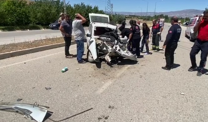 Erzincan’da tırla çarpışan otomobilin sürücüsü öldü