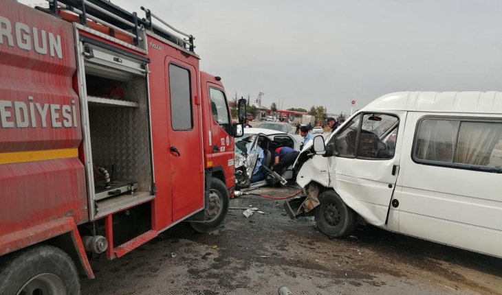 Minibüs ile otomobilin çarpıştığı kazada 1 kişi öldü, 2 kişi yaralandı