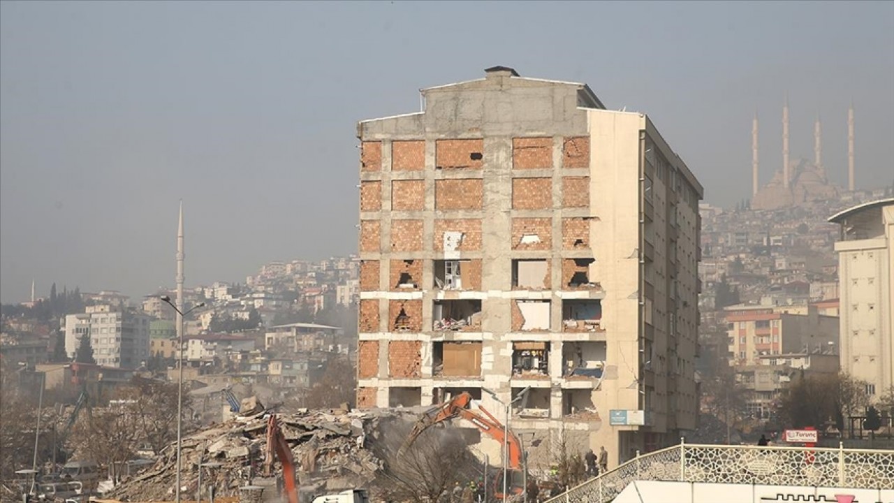Deprem uzmanlarından “hasarlı binalara girmeyin“ uyarısı
