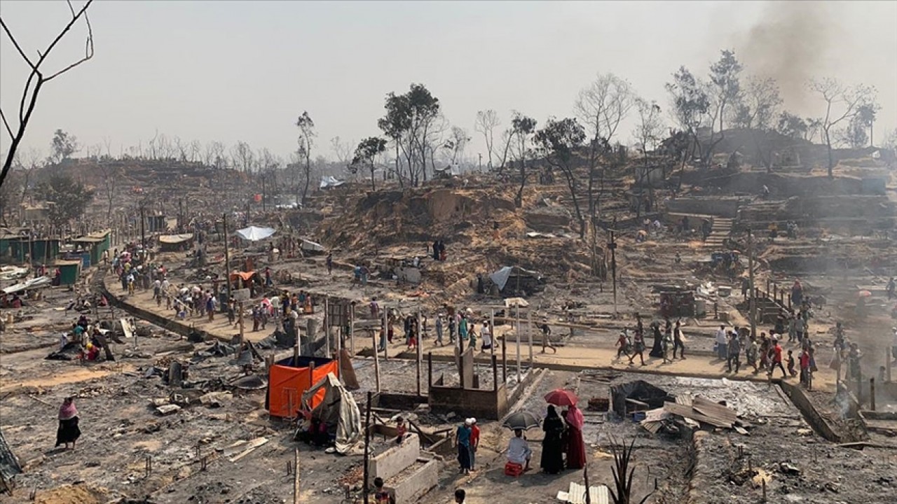 Bangladeş’te Arakanlı Müslümanların kampında çıkan yangında 12 bin kişi yerinden oldu