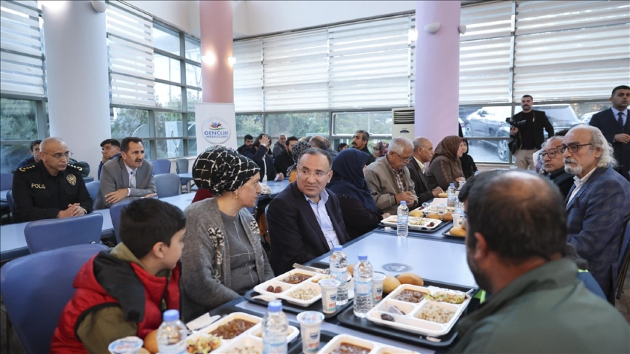 Adalet Bakanı Bekir Bozdağ, Diyarbakır’da depremzedelerle iftar yaptı