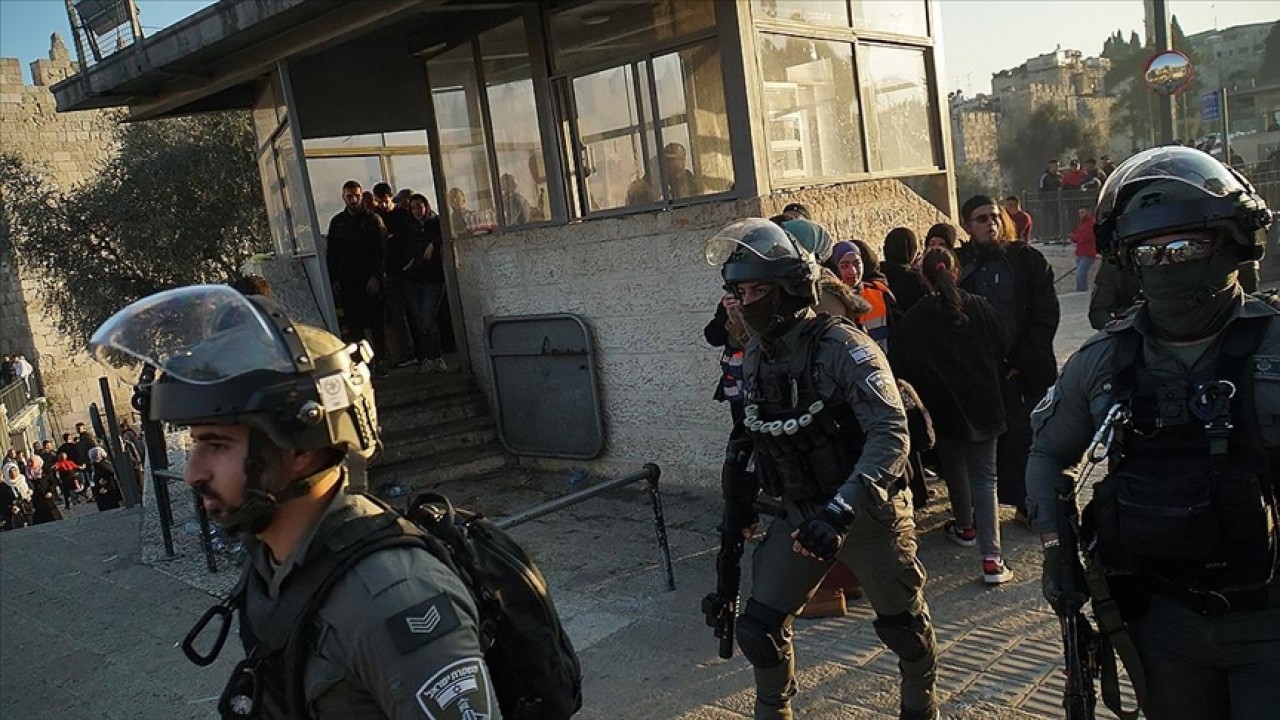 İsrail güçleri, Batı Şeria ve Kudüs’te 21 Filistinliyi gözaltına aldı