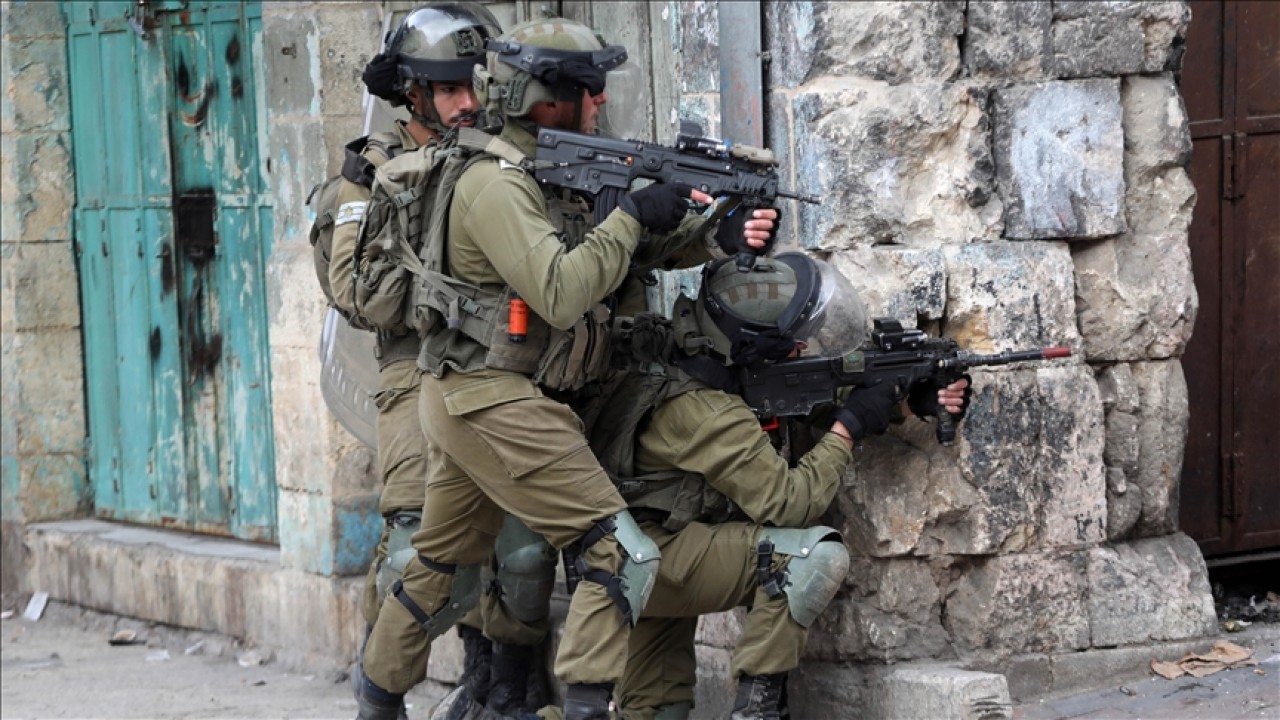 İsrail güçleri, Mescid-i Aksa'da 3 Filistinli genci gözaltına aldı