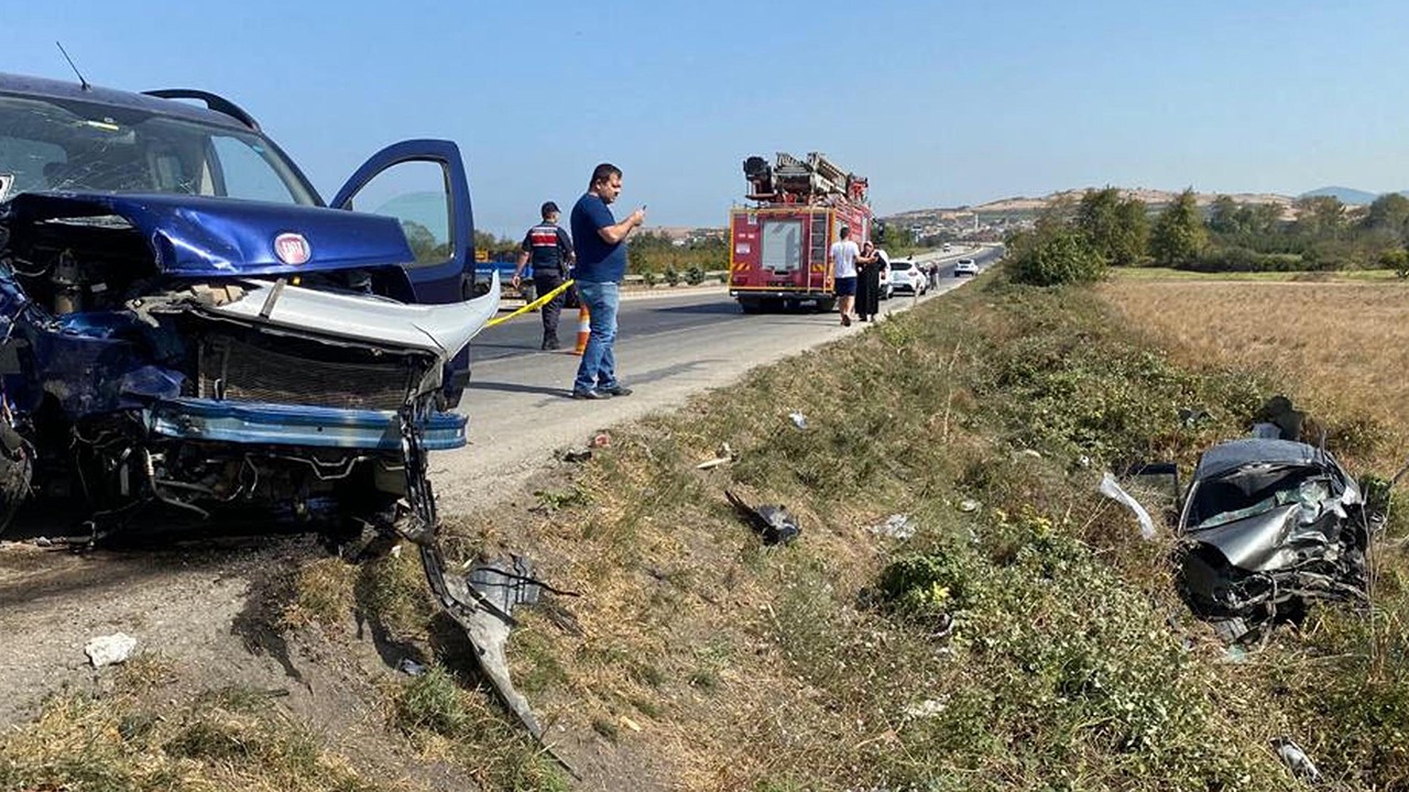 İki otomobilin çarpıştığı kazada 2 kişi öldü, 5 kişi yaralandı
