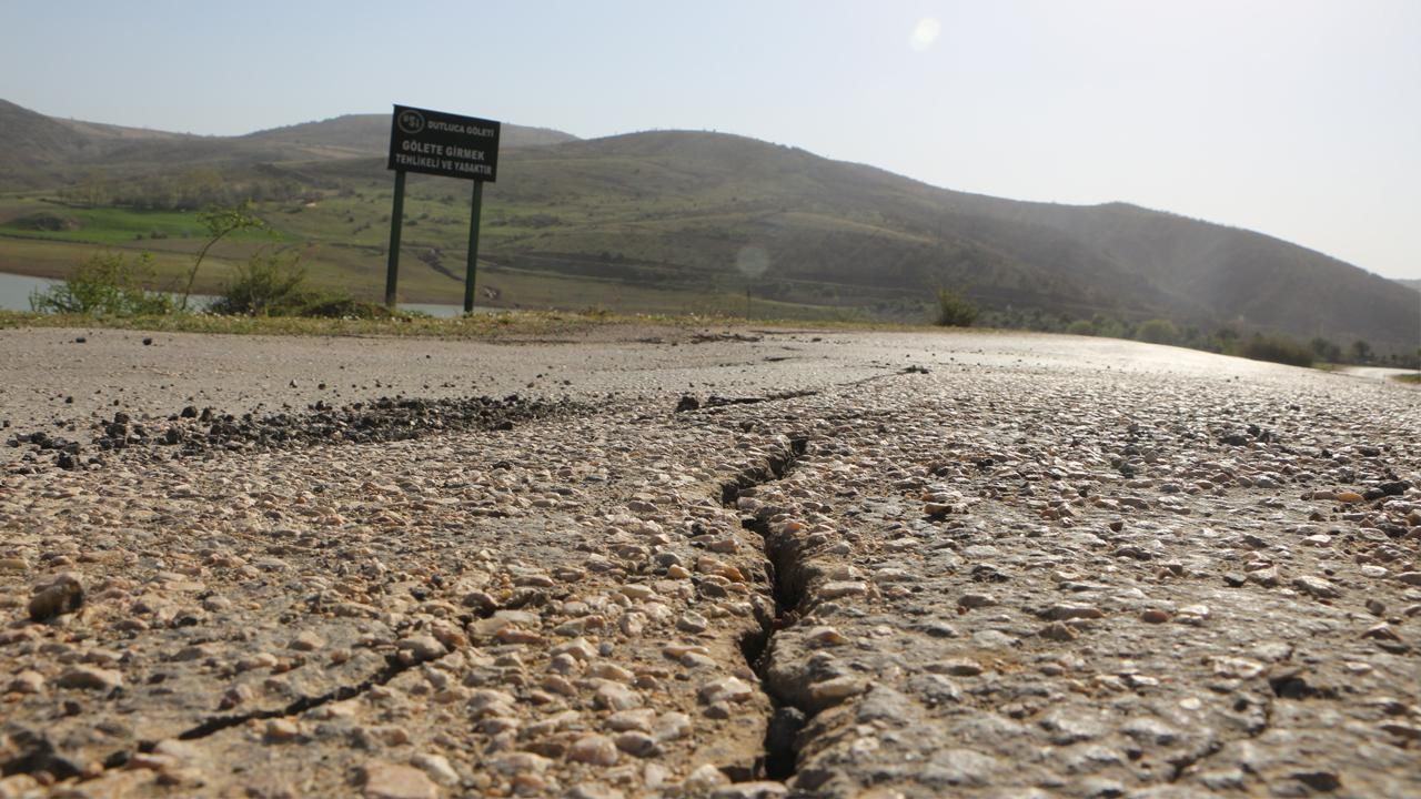 Tokat’ta deprem sonrası, bazı yollarda çatlaklar oluştu