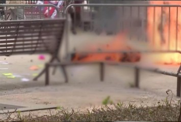 Trump'ın duruşmasının yapıldığı mahkemenin önünde bir kişi kendini ateşe verdi