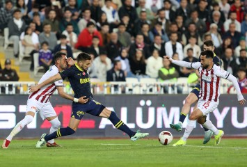 Fenerbahçe, Sivas'tan 1 puana razı oldu; Puan farkı 4'e çıktı
