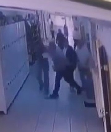 Okul koridorunda kadın öğretmene yumruklu saldırı 