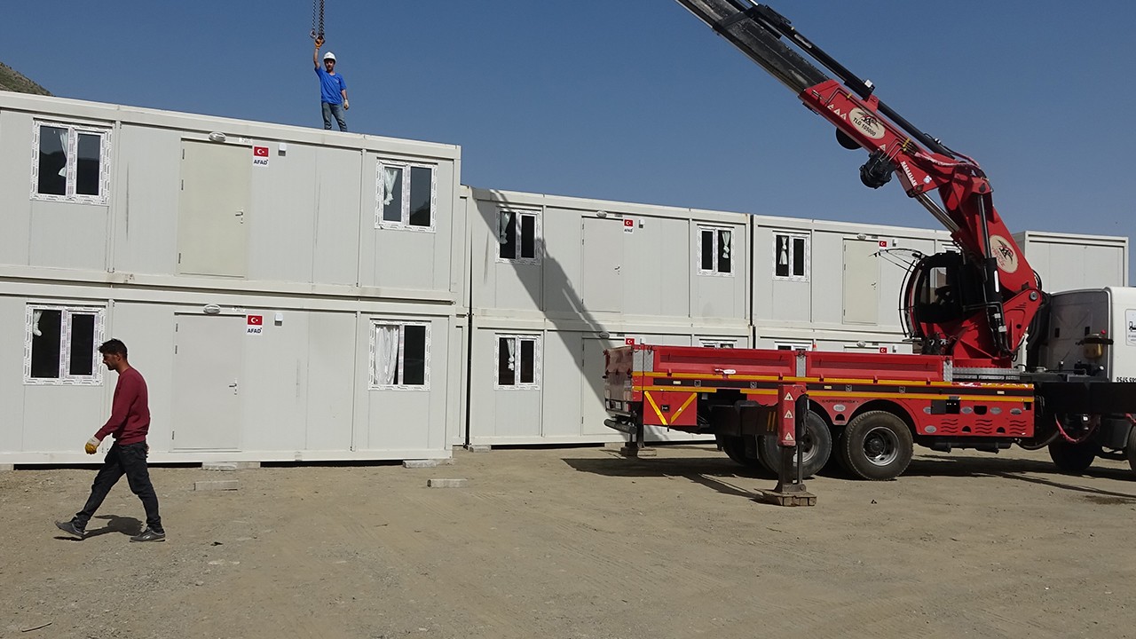 AFAD’dan Hakkari’de deprem hazırlığı; konteyner ve çadır gönderildi