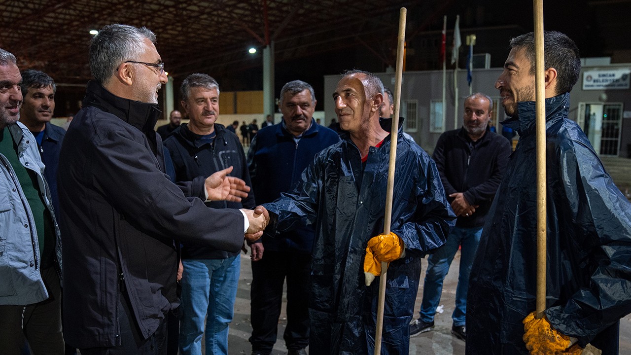 Çalışma ve Sosyal Güvenlik Bakanı Işıkhan, 1 Mayıs’ı işçilerle karşıladı