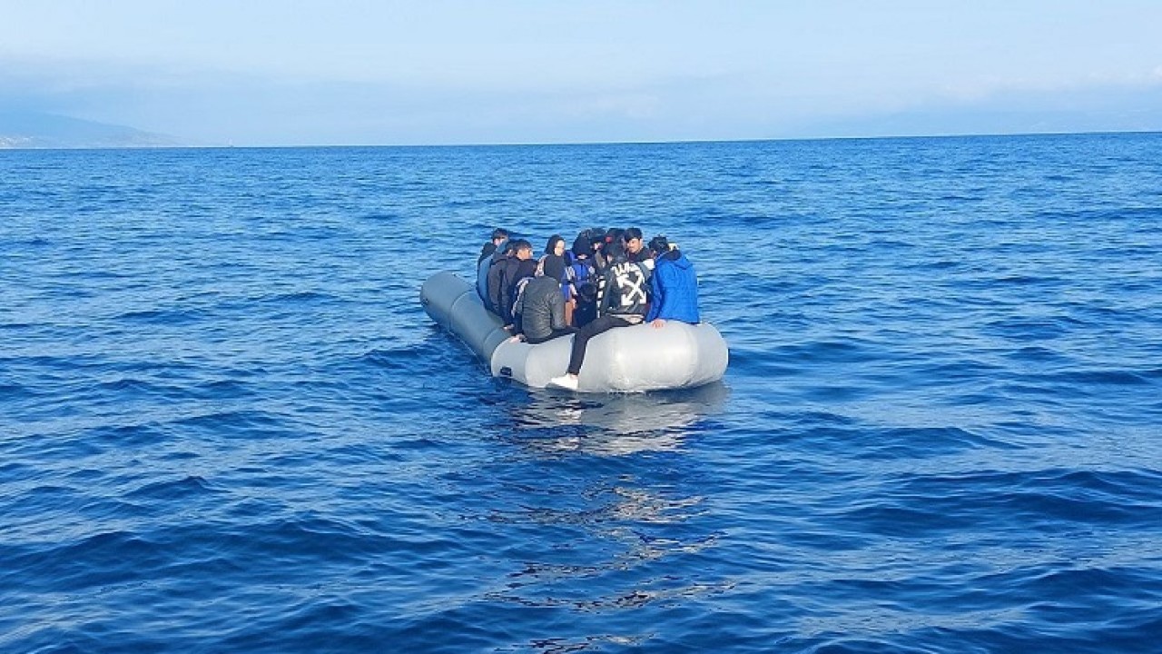 Motoru arızalanan bottaki 36 düzensiz göçmen kurtarıldı