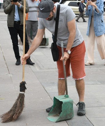 1 Mayıs'ta sosyal deney! Yoldan geçenleri durdurup, sordular: temizlik yapar mısınız? 