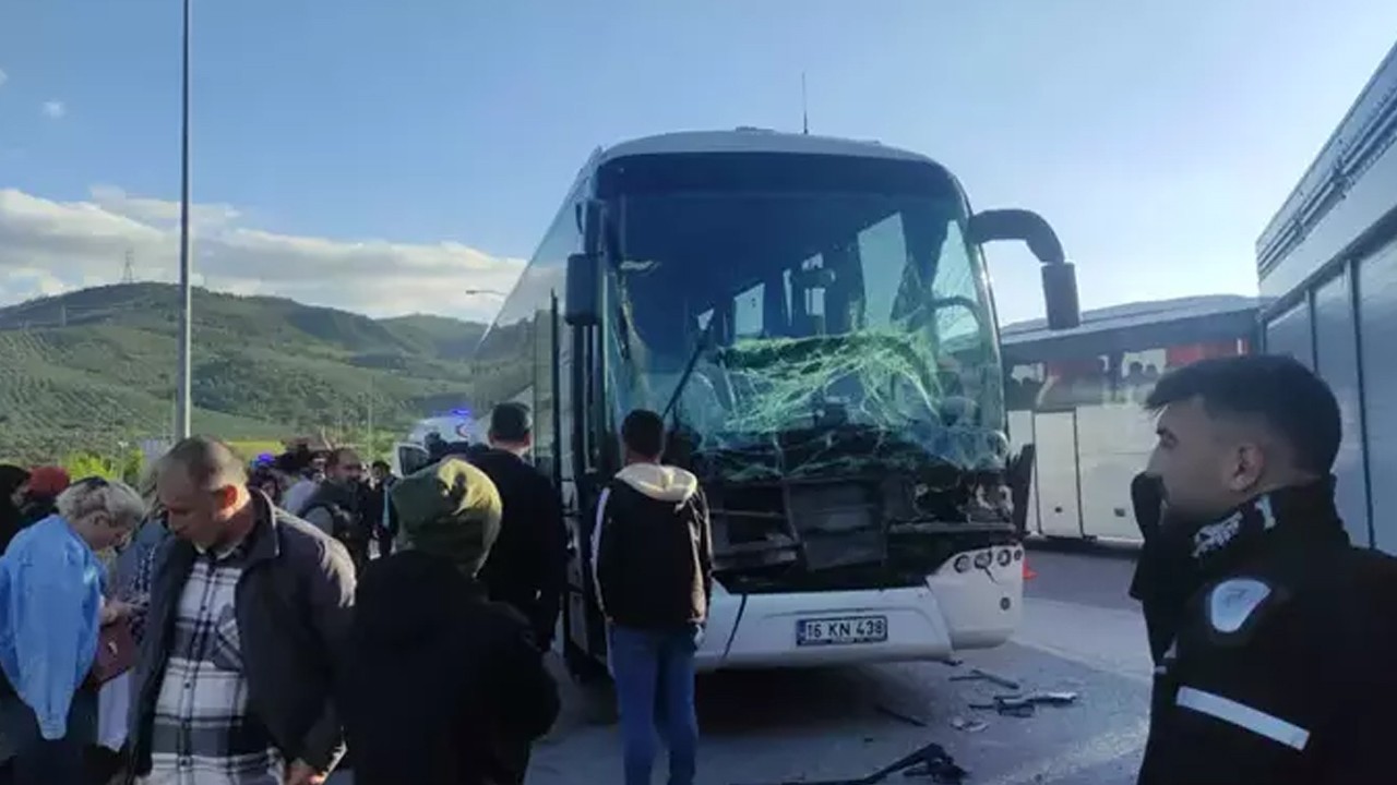 TIR’a arkadan çarpan yolcu otobüsünün sürücüsü sıkıştı; 38 yolcu kazayı yara almadan atlattı