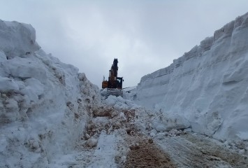 Hakkari'de mayıs ayında da karla mücadele devam ediyor